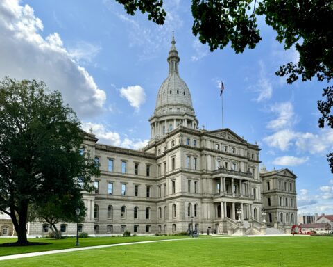 Vista exterior del Capitolio del Estado de Michigan en Lansing